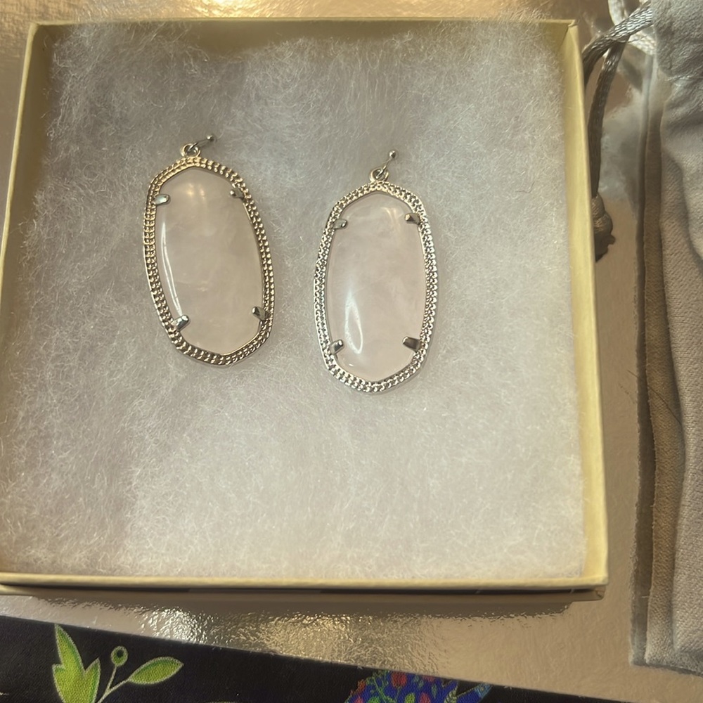 SOLD ❌SOLD❌❌Kendra Scott’s pale pink Elle drop earrings - Picture 3 of 4